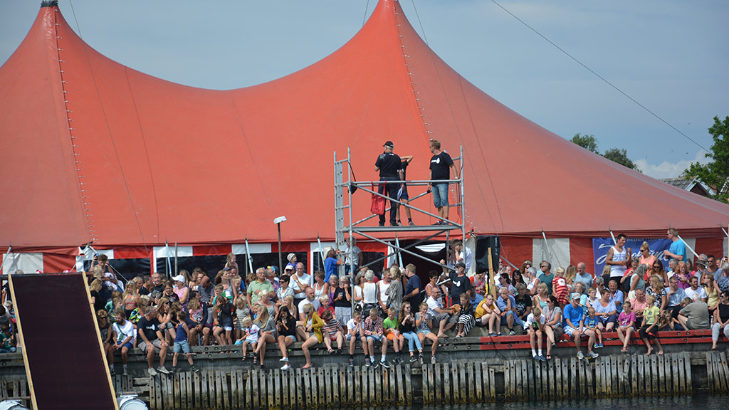 Masser af liv ved telt på havnen i Hou til Hou Havnefest