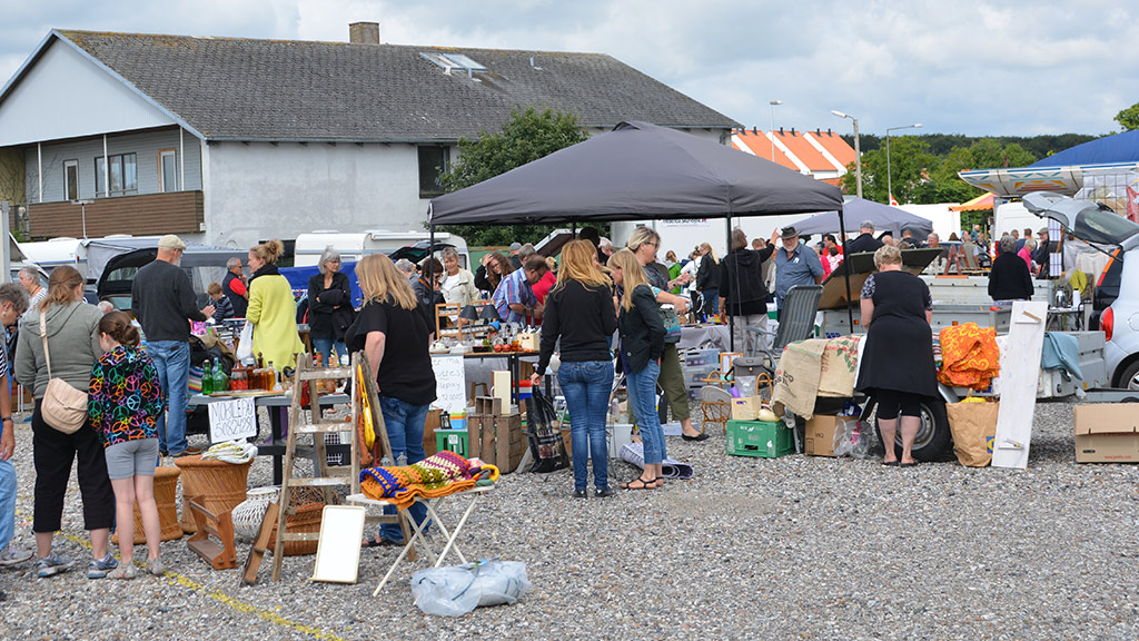 Mange gæster til loppemarked på Hou Havn