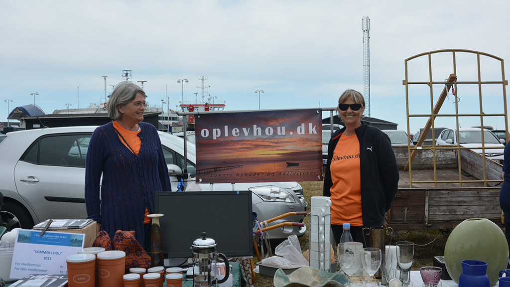 Kvinder står ved bod til Hou Havnefest