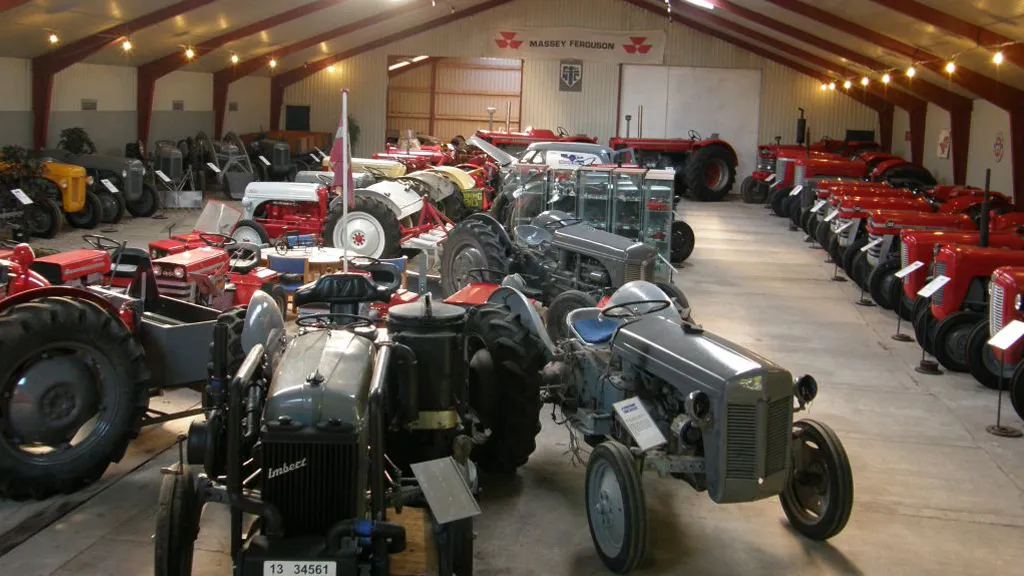 En lade fyldt med Ferguson traktorer på Danmarks Ferguson Museum