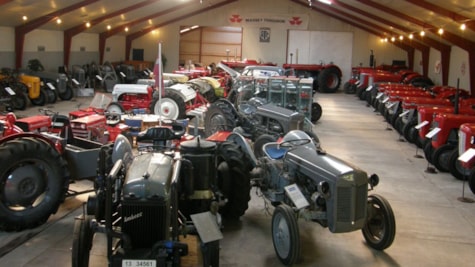 Сарай, повний тракторів Ferguson, у датському музеї Ferguson
