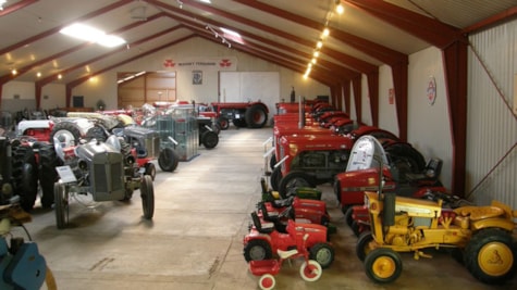 Багато тракторів Ferguson в одному ряду в музеї Ferguson у Данії