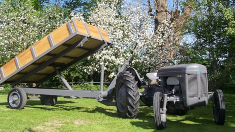Трактор Grey Ferguson з перекинутим вантажем одного весняного дня