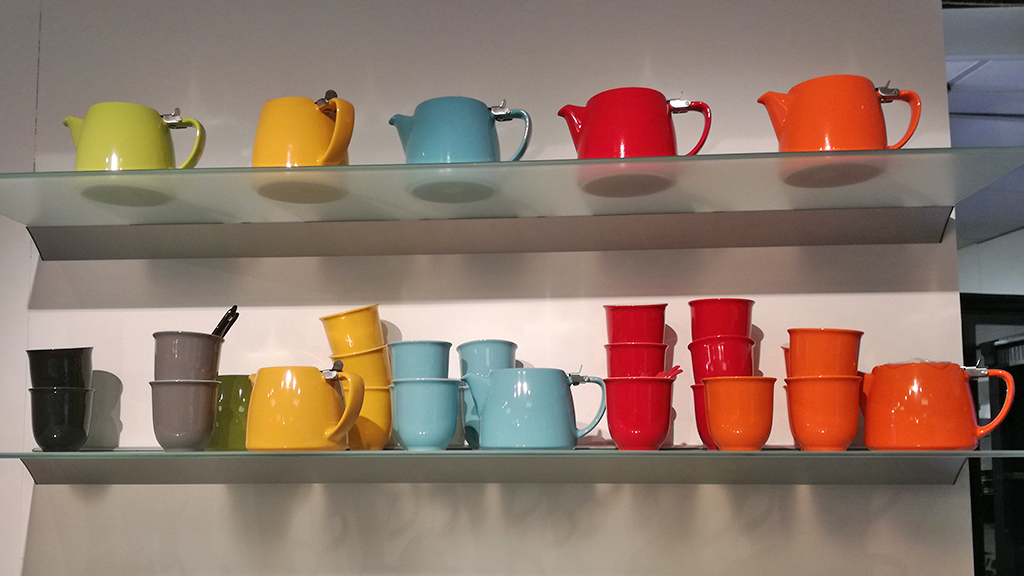 Various coloured coffee sets at Blas Coffee & Tea in Odder