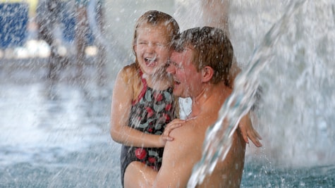 Far og datter får vand ned over sig i Aqua Forum