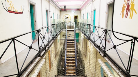 Сходи всередині музею в'язниці в Хорсенсі - захоплюючі виставки про життя в'язня