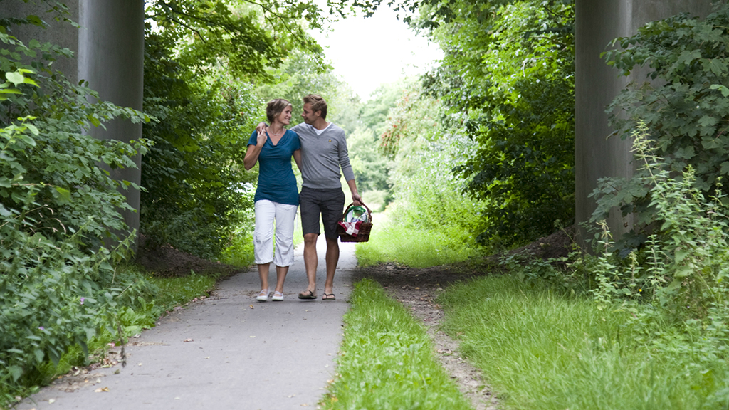 Couple walking on the nature trail between Horsens and Silkeborg