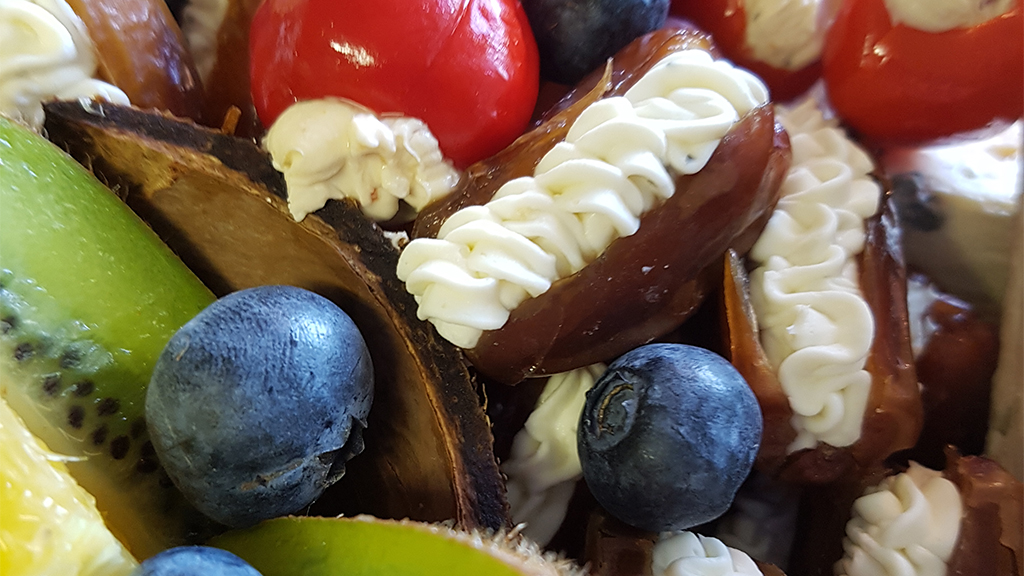 A platter with fruit from the dairy Barrit Mejeri