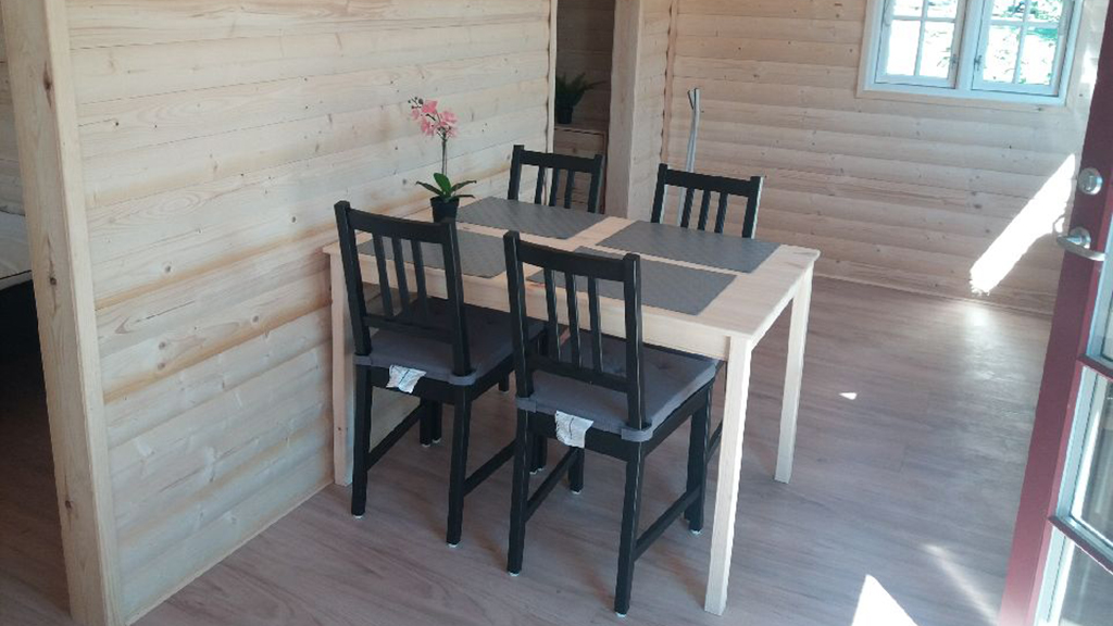 Dining table in a cabin at Bygholm Sø Camping