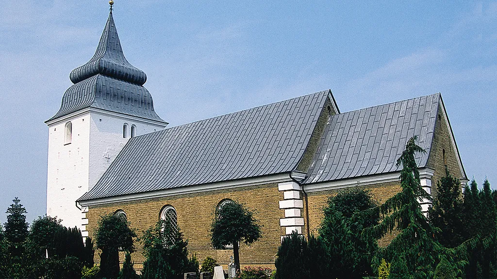 Hansted Kirke ved Horsens set fra kirkegården