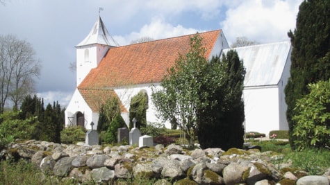 Sdr. Vissing Kirke set udefra