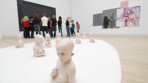 Відвідувачі музею розглядають скульптури та картини Майкла Квіума в Художньому музеї Хорсенса