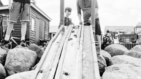 Sort/hvidt billede af drenge ved krabbebroen i Juelsminde
