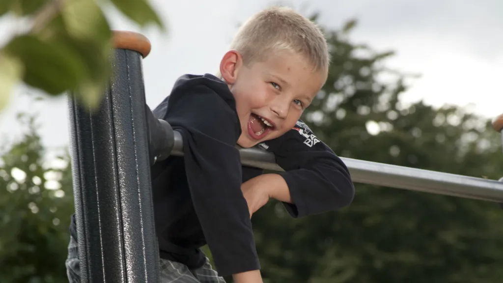 Barn på klatrestativ i Bygholm Park i Horsens