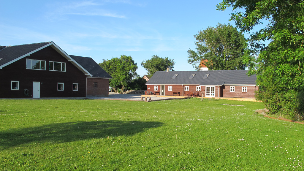 The façades of the buildings at Kærhuset & Stalden on Endelave in the sunshine