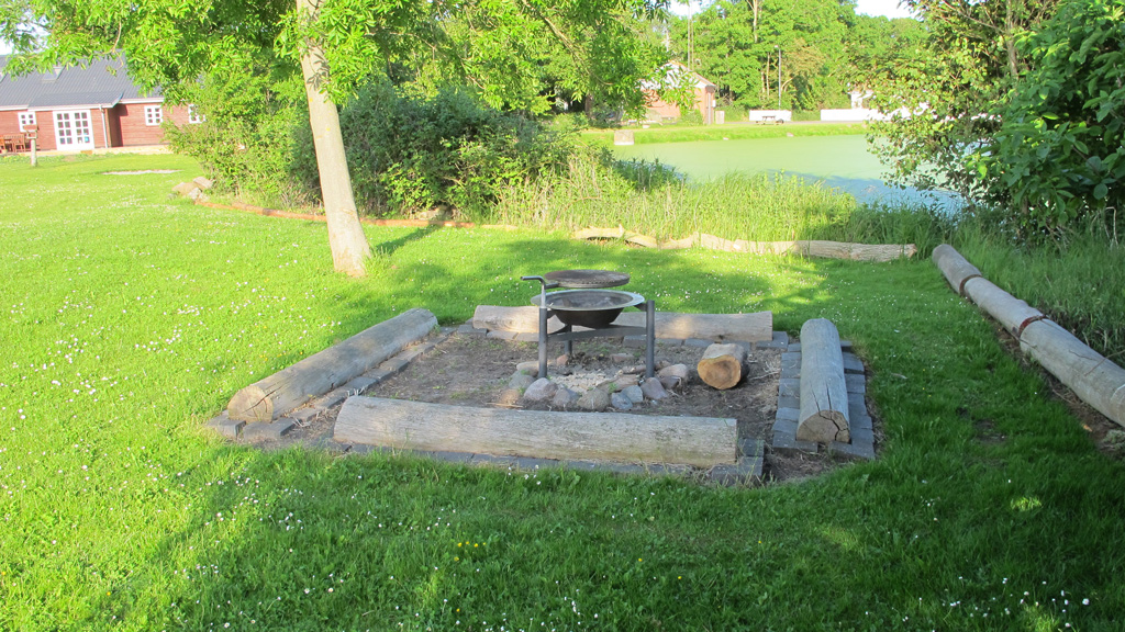 Campfire site with a view over the pond at Kærhuset on Endelave