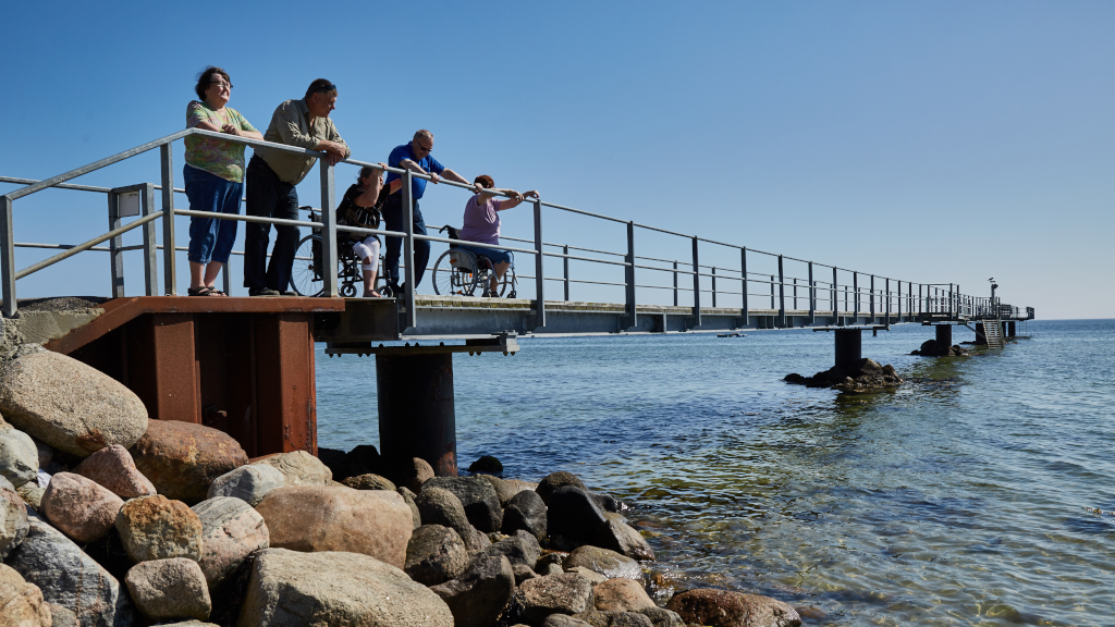 Wheelchair users on the bathing jetty at Hou Søsportcenter