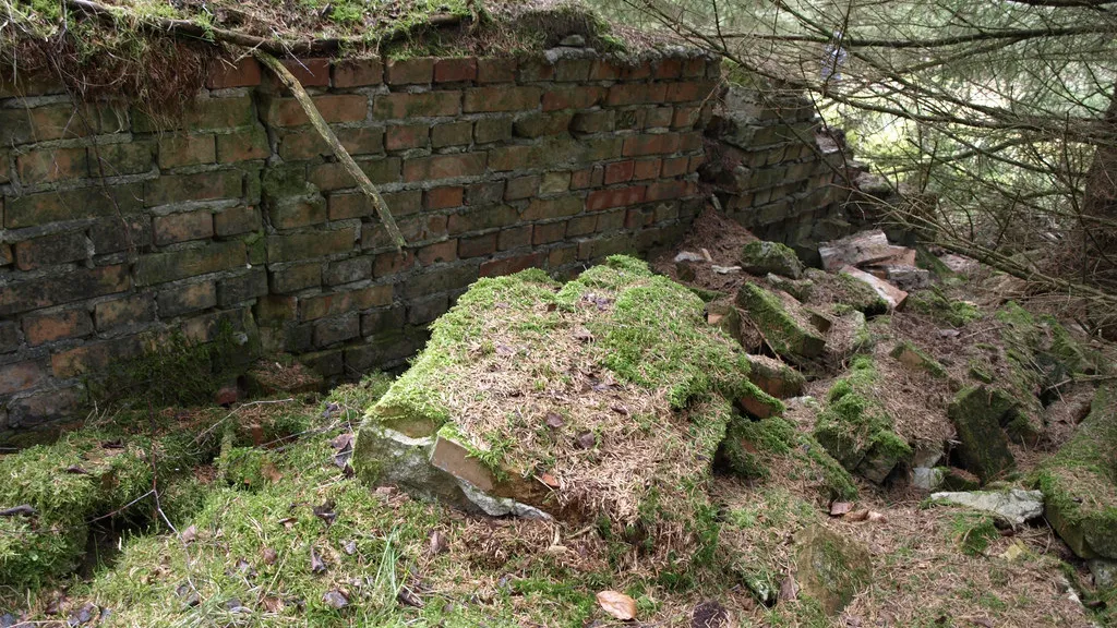 Rester af mur fra 2. Verdenskrig ved Gl. Rye Flyveplads