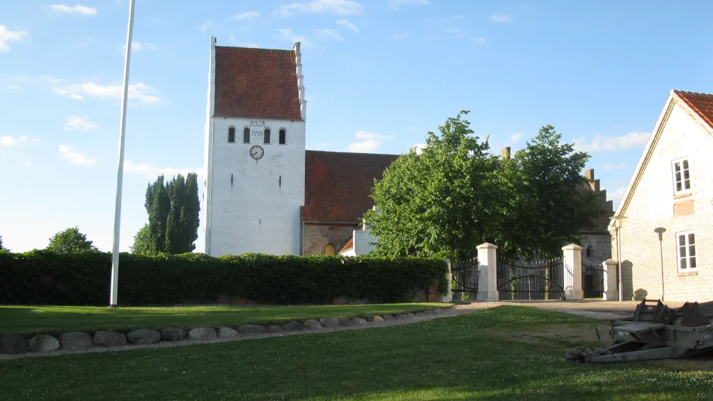 Kirketårnet på Gosmer Kirke set udefra