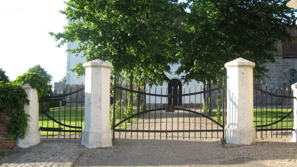 Indgangsport ved indgangen til kirkegården ved Gosmer Kirke