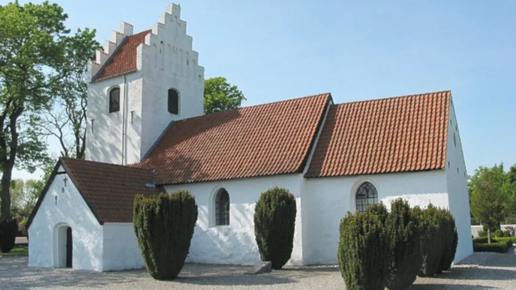 facade-paa-halling-kirke