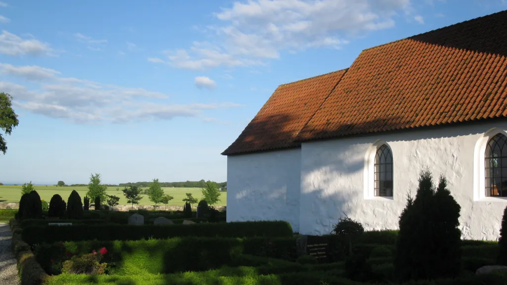 Halling Kirke set fra kirkegården