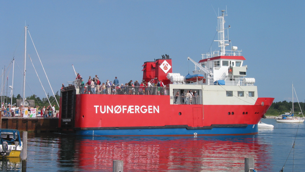 The Tunø ferry sails between Hou and Tunø