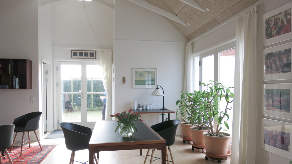 Room with a dining table at Gæstehus B&B in Haldrup