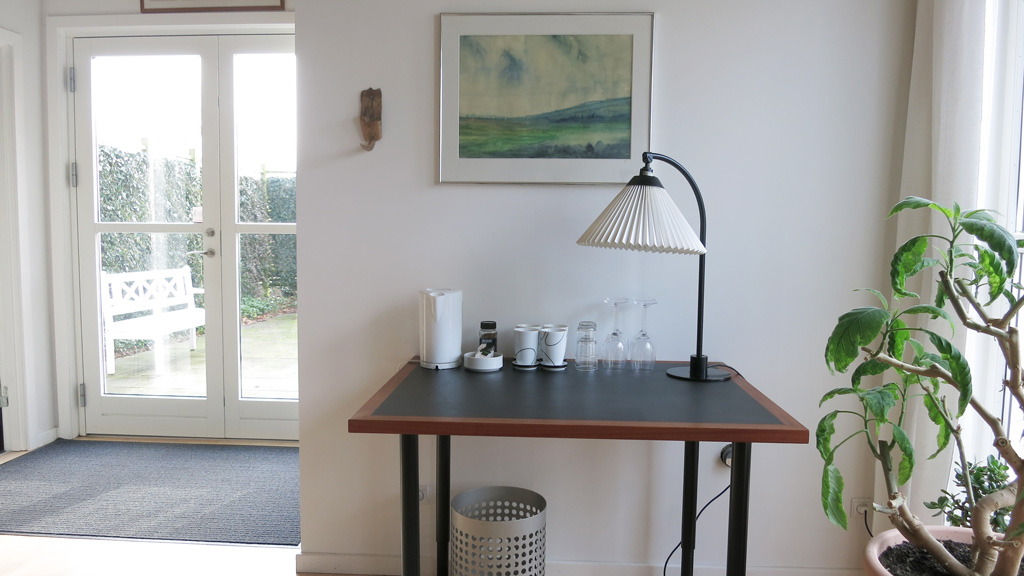Small table with cups, glasses, and an electric kettle at the Gæstehus B&B in Haldrup