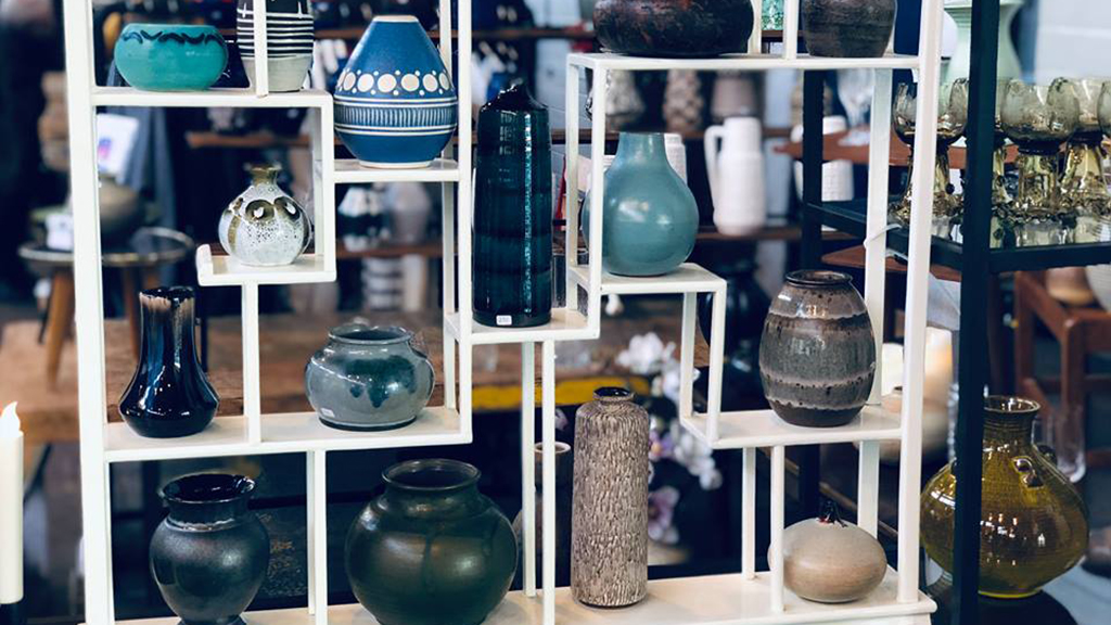 Regale mit Vasen auf dem Habengut-Markt im FÆNGSLET in Horsens
