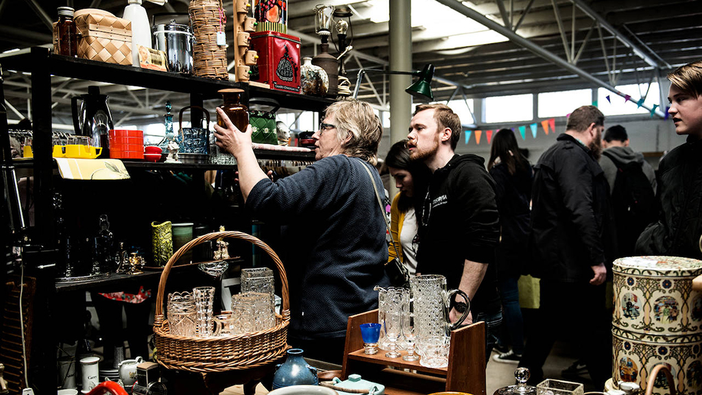 Kunden betrachten eine Vase auf dem Habengut-Markt im FÆNGSLET in Horsens