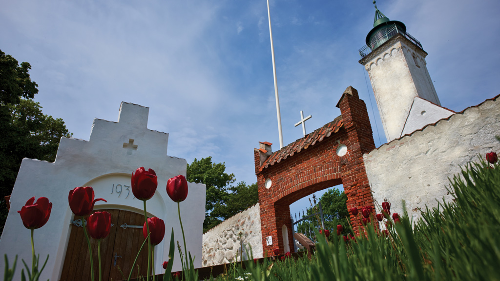 The entrance to Tunø Cemetery.