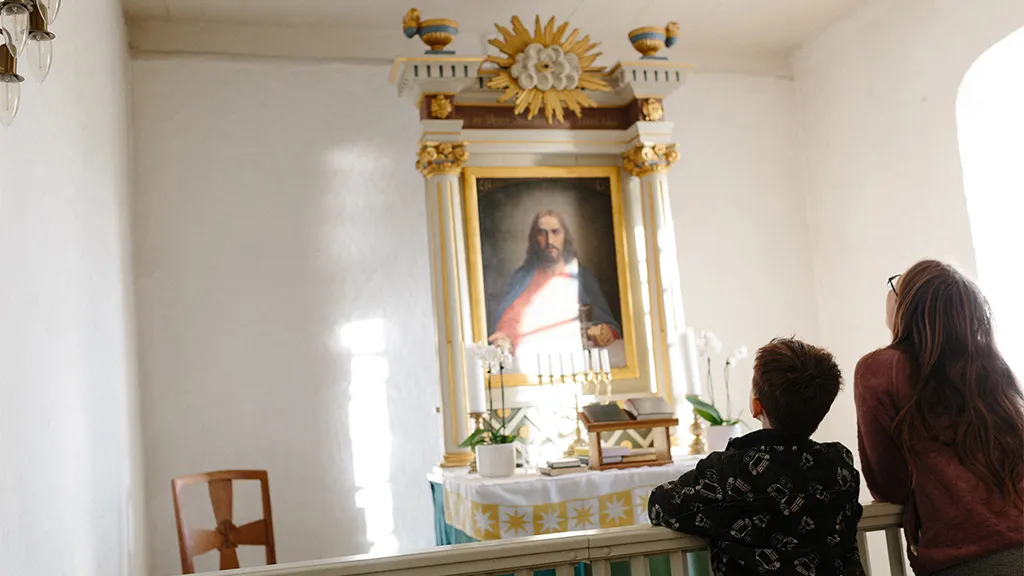 Familie kigger på alteret i Hjarnø Kirke