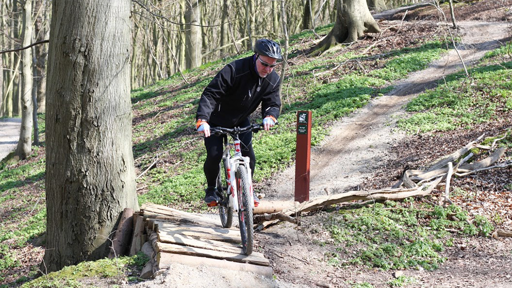 A man is riding a mountain bike in Tofteskov in Juelsminde