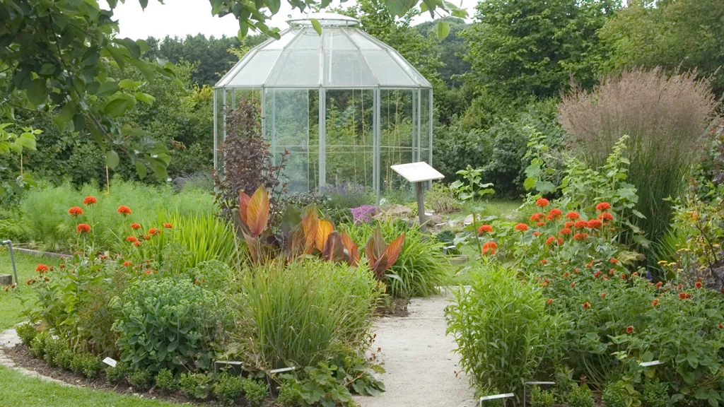 The suburban garden at Økologiens Have.