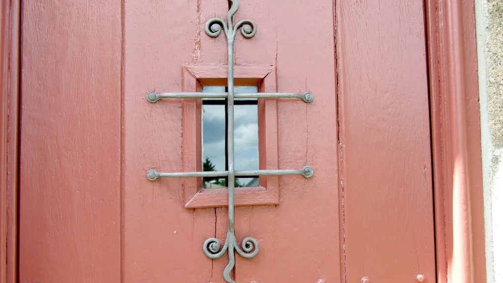 Lille vindue i dør i Odder Sognekirke