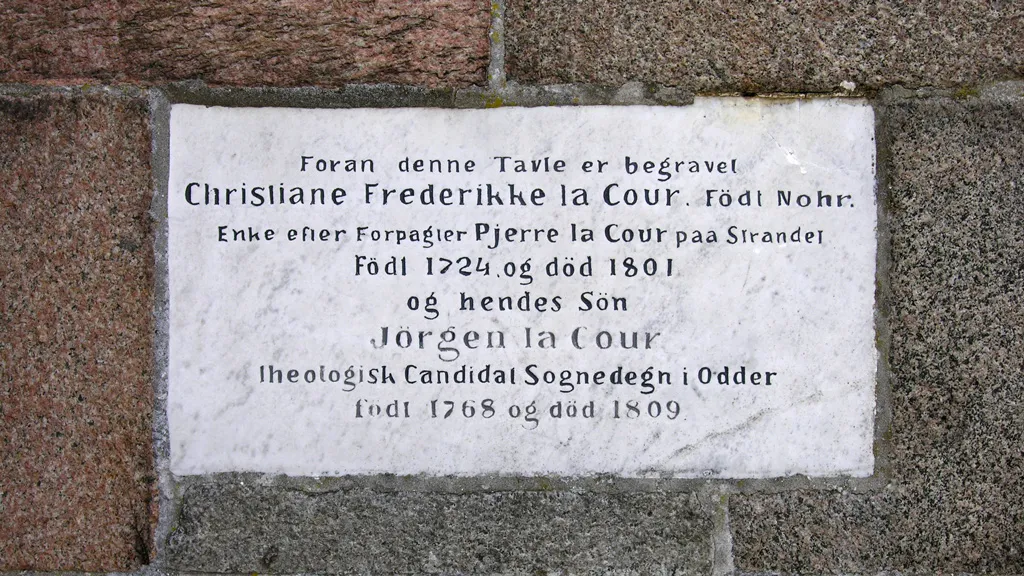 Gravstensplade i muren på Odder Sognekirke
