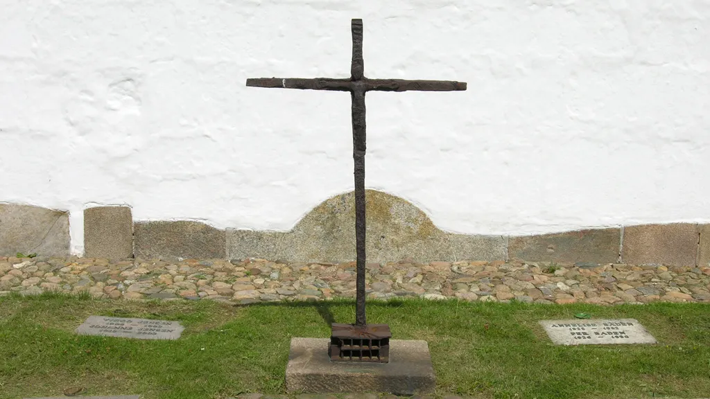 Et kors på kirkegården ved Odder Kirke