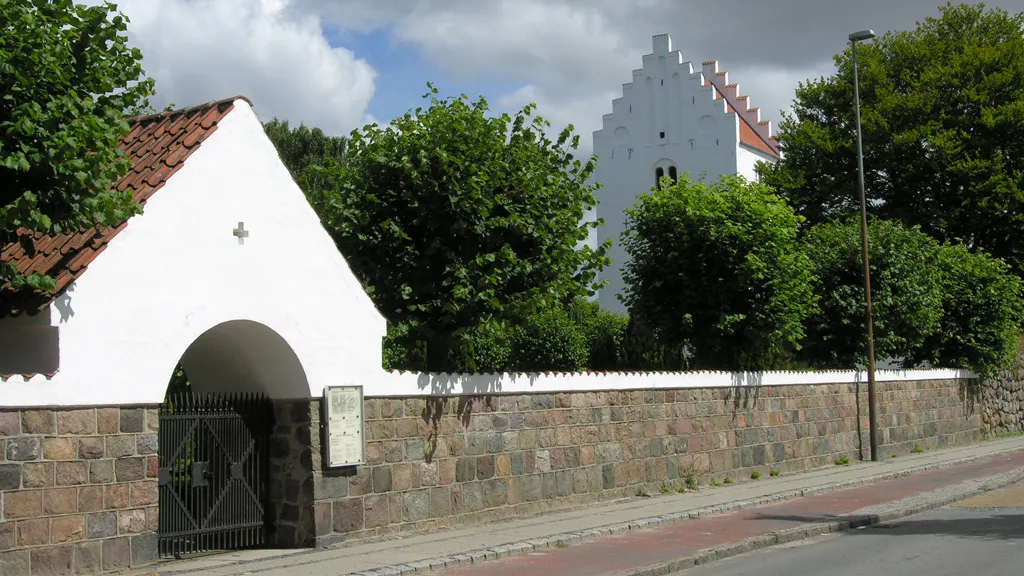 Portal leder ind til kirkegården ved Odder Kirke