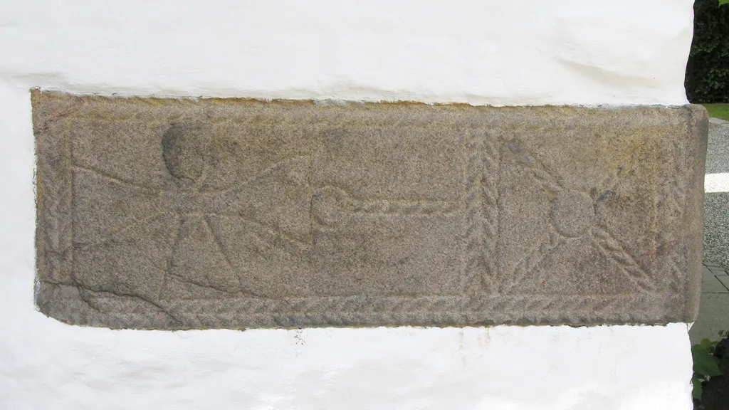 Indgraverede sten på muren af Odder Kirke