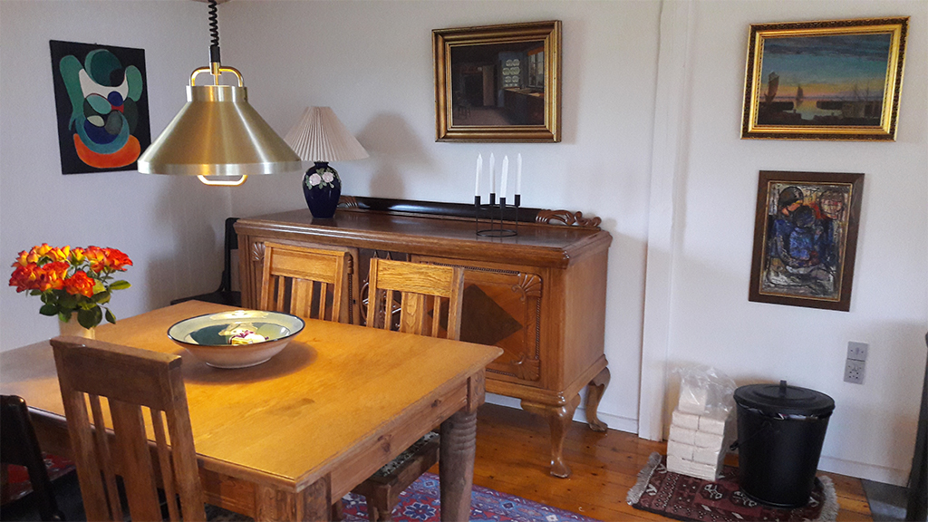 The dining table in the holiday apartment at Galleri Kirkesvinget