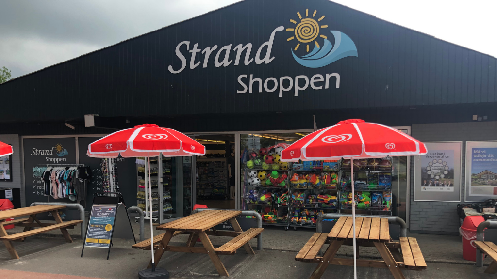 The facade of Strandshoppen in Saksild