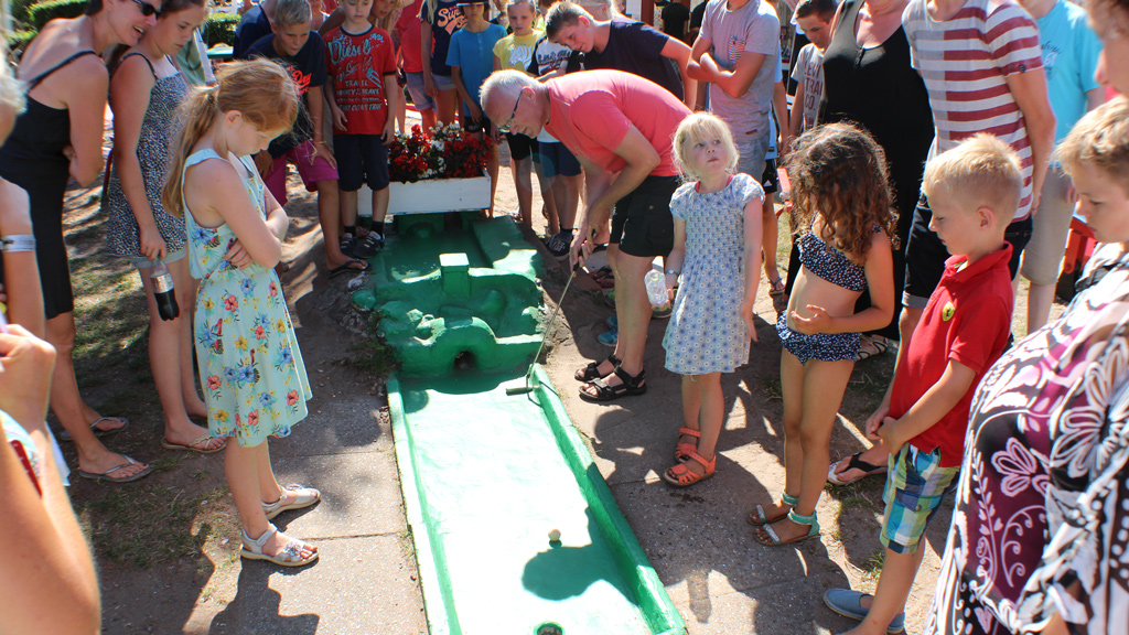 Children playing at the mini golf course in Saksild