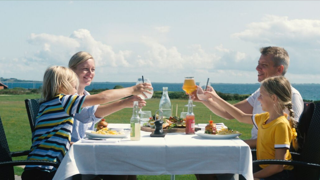 A family is eating at Mejeriet Tunø