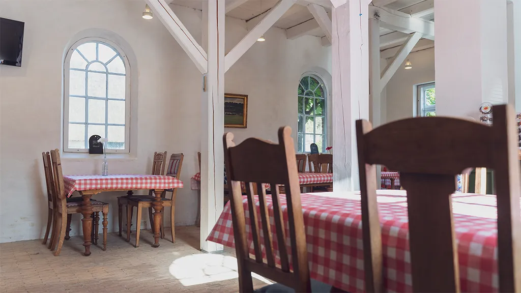 Rødternede duge på bordene i cafeen i Odder Museum