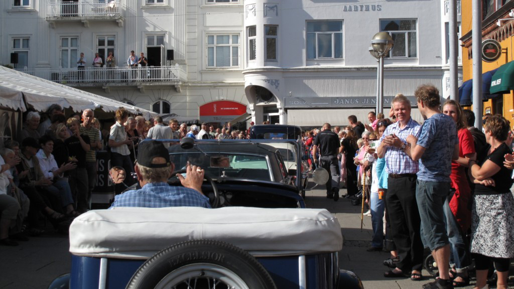 Veteranbiler kører gennem Torvet i Odder