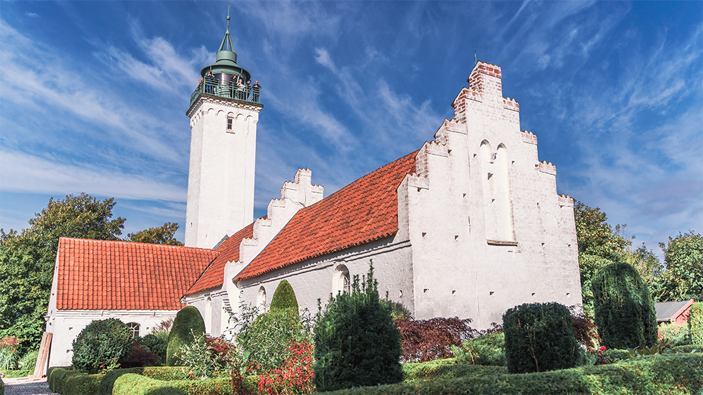 Kirken på Tunø med blå himmel