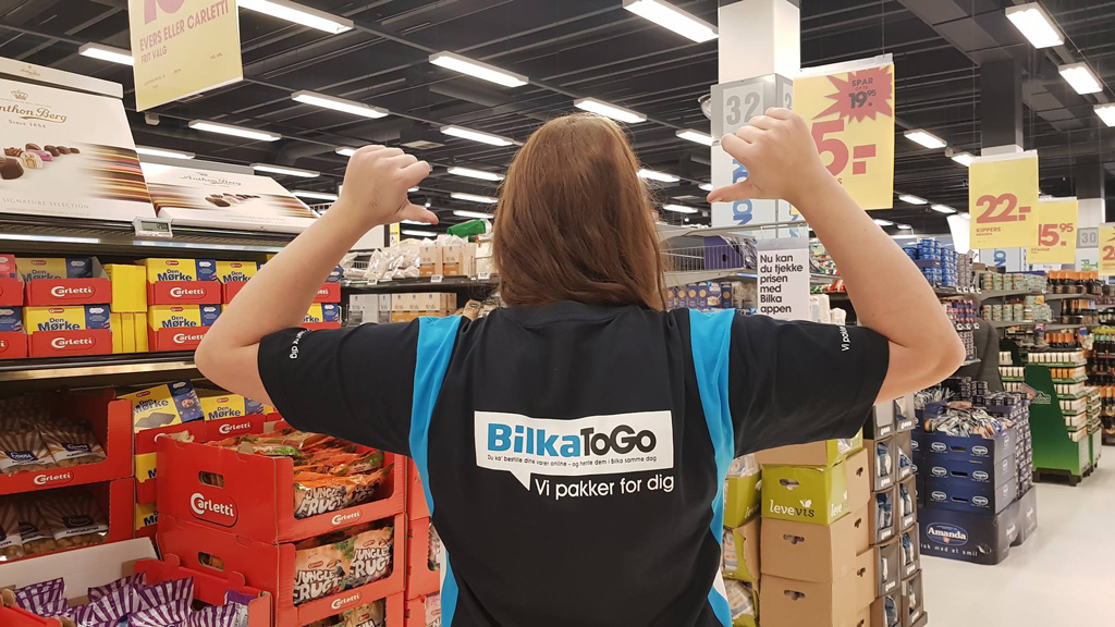 An employee at Bilka Horsens with a Bilka To Go logo on their back