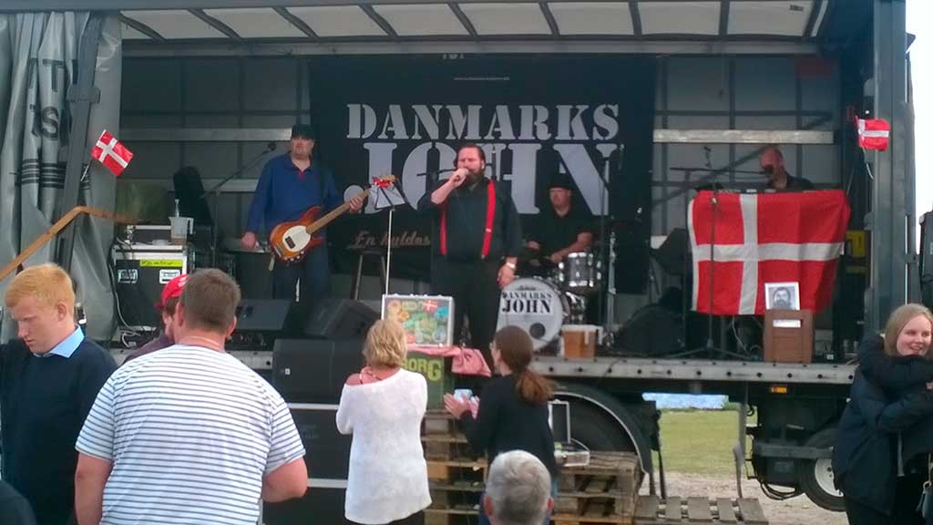 A singer is performing at the Snaptun Mussel Festival