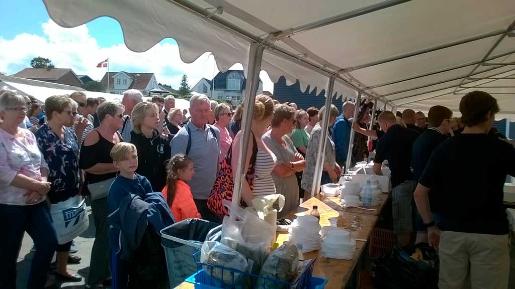 Visitors to the Snaptun Mussel Festival are waiting in line for free mussels